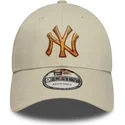 bone-curvo-bege-ajustavel-com-logo-castanho-9forty-ombre-infill-da-new-york-yankees-mlb-da-new-era