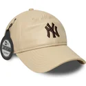 bone-curvo-bege-ajustavel-com-logo-castanho-9twenty-leather-da-new-york-yankees-mlb-da-new-era