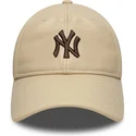 bone-curvo-bege-ajustavel-com-logo-castanho-9twenty-leather-da-new-york-yankees-mlb-da-new-era