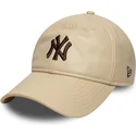 bone-curvo-bege-ajustavel-com-logo-castanho-9twenty-leather-da-new-york-yankees-mlb-da-new-era
