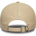 bone-curvo-bege-ajustavel-com-logo-castanho-9twenty-leather-da-new-york-yankees-mlb-da-new-era