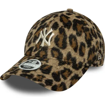 Boné curvo leopardo ajustável para mulheres 9FORTY Cosy Animal da New York Yankees MLB da New Era