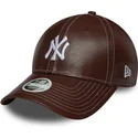bone-curvo-castanho-ajustavel-para-mulheres-9forty-topstitch-pu-da-new-york-yankees-mlb-da-new-era