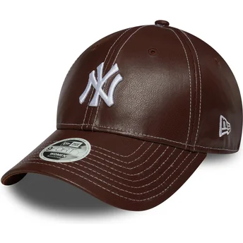 Boné curvo castanho ajustável para mulheres 9FORTY Topstitch PU da New York Yankees MLB da New Era
