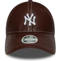 bone-curvo-castanho-ajustavel-para-mulheres-9forty-topstitch-pu-da-new-york-yankees-mlb-da-new-era