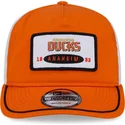 bone-curvo-laranja-e-branco-snapback-19twenty-embroidered-patch-da-anaheim-ducks-nhl-da-new-era