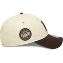 bone-curvo-bege-e-castanho-ajustavel-9forty-side-patch-da-los-angeles-dodgers-mlb-da-new-era