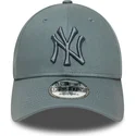 bone-curvo-cinza-ajustavel-com-logo-cinza-9forty-league-essential-da-new-york-yankees-mlb-da-new-era