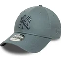 bone-curvo-cinza-ajustavel-com-logo-cinza-9forty-league-essential-da-new-york-yankees-mlb-da-new-era