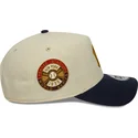 bone-curvo-bege-e-azul-marinho-snapback-9forty-e-frame-world-series-patch-da-new-york-yankees-mlb-da-new-era
