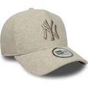bone-curvo-bege-snapback-com-logo-bege-9forty-e-frame-melton-da-new-york-yankees-mlb-da-new-era