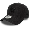 bone-curvo-preto-snapback-com-logo-preto-9forty-e-frame-melton-da-new-york-yankees-mlb-da-new-era