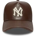 bone-curvo-castanho-ajustavel-9forty-e-frame-img-leather-da-new-york-yankees-mlb-da-new-era