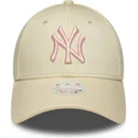 bone-curvo-bege-ajustavel-para-mulheres-com-logo-rosa-9forty-league-essential-da-new-york-yankees-mlb-da-new-era