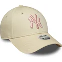 bone-curvo-bege-ajustavel-para-mulheres-com-logo-rosa-9forty-league-essential-da-new-york-yankees-mlb-da-new-era