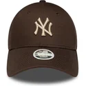 bone-curvo-castanho-ajustavel-para-mulheres-com-logo-bege-9forty-league-essential-da-new-york-yankees-mlb-da-new-era