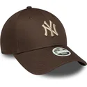 bone-curvo-castanho-ajustavel-para-mulheres-com-logo-bege-9forty-league-essential-da-new-york-yankees-mlb-da-new-era