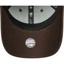 bone-curvo-castanho-ajustavel-para-mulheres-com-logo-bege-9forty-league-essential-da-new-york-yankees-mlb-da-new-era