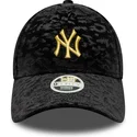 bone-curvo-preto-ajustavel-para-mulheres-com-logo-amarelo-9forty-leao-velour-metallic-da-new-york-yankees-mlb-da-new-era