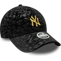 bone-curvo-preto-ajustavel-para-mulheres-com-logo-amarelo-9forty-leao-velour-metallic-da-new-york-yankees-mlb-da-new-era