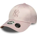 bone-curvo-rosa-ajustavel-para-mulheres-com-logo-rosa-9forty-satin-bow-back-da-new-york-yankees-mlb-da-new-era