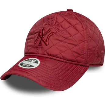 Boné curvo vermelho ajustável para mulheres com logo vermelho 9TWENTY Padded da New York Yankees MLB da New Era
