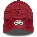 bone-curvo-vermelho-ajustavel-para-mulheres-com-logo-vermelho-9twenty-padded-da-new-york-yankees-mlb-da-new-era