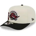 bone-curvo-bege-e-preto-snapback-9fifty-a-frame-precurved-hardwood-classics-da-toronto-raptors-nba-da-new-era