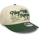 bone-curvo-bege-e-verde-ajustavel-19twenty-washed-graphic-da-new-york-yankees-mlb-da-new-era