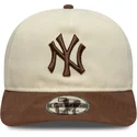 bone-curvo-bege-e-castanho-ajustavel-9fifty-a-frame-suede-visor-da-new-york-yankees-mlb-da-new-era