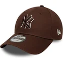 bone-curvo-castanho-ajustavel-com-logo-castanho-9forty-outline-da-new-york-yankees-mlb-da-new-era