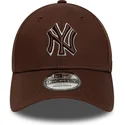 bone-curvo-castanho-ajustavel-com-logo-castanho-9forty-outline-da-new-york-yankees-mlb-da-new-era