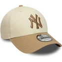 bone-curvo-bege-e-castanho-ajustavel-com-logo-castanho-9forty-colour-block-da-new-york-yankees-mlb-da-new-era