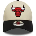 bone-curvo-bege-e-preto-ajustavel-9forty-colour-block-da-chicago-bulls-nba-da-new-era