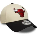 bone-curvo-bege-e-preto-ajustavel-9forty-colour-block-da-chicago-bulls-nba-da-new-era