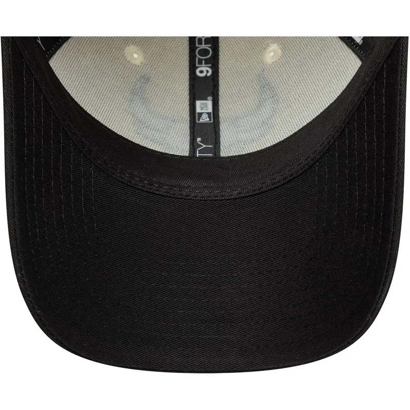 bone-curvo-bege-e-preto-ajustavel-9forty-colour-block-da-chicago-bulls-nba-da-new-era