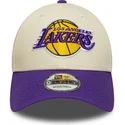 bone-curvo-bege-e-violeta-ajustavel-9forty-colour-block-da-los-angeles-lakers-nba-da-new-era