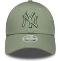 bone-curvo-verde-claro-ajustavel-com-logo-verde-para-mulheres-9forty-league-essential-da-new-york-yankees-mlb-da-new-era