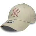 bone-curvo-bege-ajustavel-com-logo-rosa-para-mulheres-9forty-league-essential-da-new-york-yankees-mlb-da-new-era