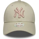 bone-curvo-bege-ajustavel-com-logo-rosa-para-mulheres-9forty-league-essential-da-new-york-yankees-mlb-da-new-era