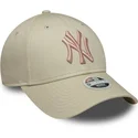 bone-curvo-bege-ajustavel-com-logo-rosa-para-mulheres-9forty-league-essential-da-new-york-yankees-mlb-da-new-era