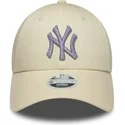 bone-curvo-bege-ajustavel-com-logo-violeta-para-mulheres-9forty-metallic-logo-da-new-york-yankees-mlb-da-new-era