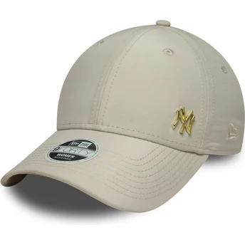 Boné curvo bege ajustável com logo dourado para mulheres 9FORTY Flawless da New York Yankees MLB da New Era