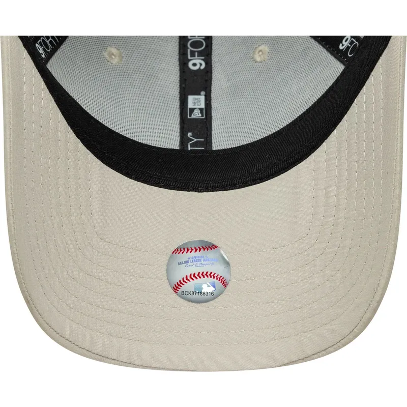 bone-curvo-bege-ajustavel-com-logo-dourado-para-mulheres-9forty-flawless-da-new-york-yankees-mlb-da-new-era