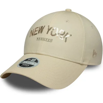 Boné curvo bege ajustável para mulheres 9FORTY Sequin Wordmark da New York Yankees MLB da New Era