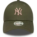 bone-curvo-verde-ajustavel-com-logo-rosa-para-mulheres-9forty-league-essential-midi-da-new-york-yankees-mlb-da-new-era