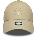 bone-curvo-bege-ajustavel-com-logo-bege-para-mulheres-9forty-pu-da-new-york-yankees-mlb-da-new-era
