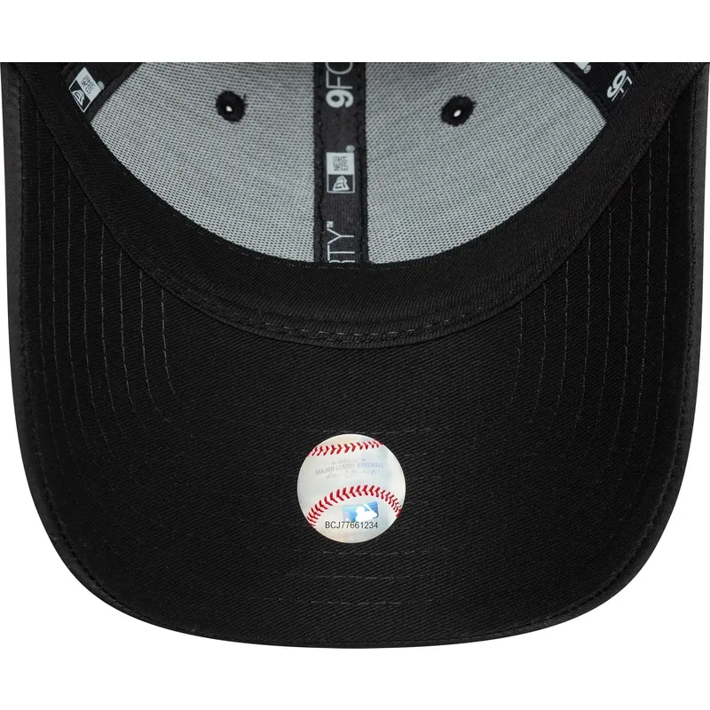 bone-curvo-preto-snapback-com-logo-preto-para-mulheres-9forty-satin-da-new-york-yankees-mlb-da-new-era