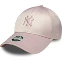 bone-curvo-rosa-ajustavel-com-logo-rosa-para-mulheres-9forty-satin-da-new-york-yankees-mlb-da-new-era