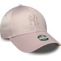 bone-curvo-rosa-ajustavel-com-logo-rosa-para-mulheres-9forty-satin-da-new-york-yankees-mlb-da-new-era